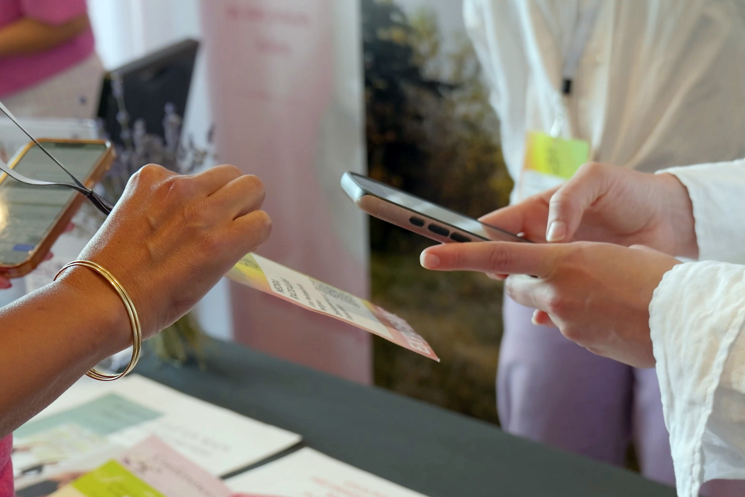 La revanche de la cocarde : quand le badge devient un outil stratégique  